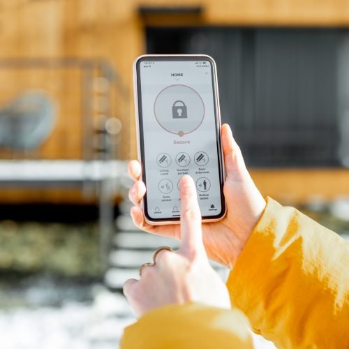controlling-home-security-from-a-mobile-device-1.jpg